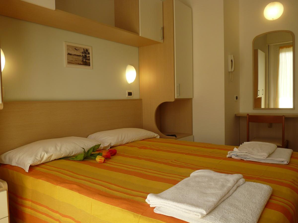 Hotel Haarlem Rimini Esterno foto